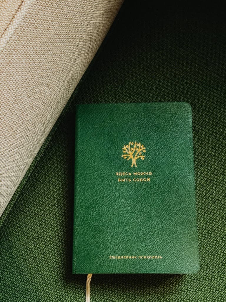 Ежедневник психолога на столе с гирляндой